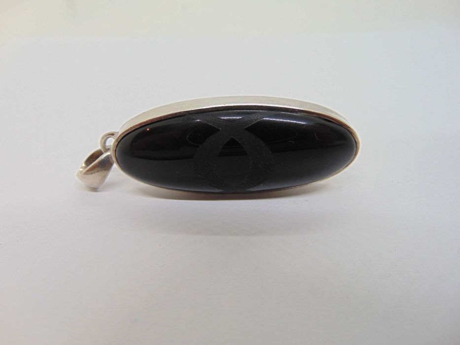 Pandantiv din argint cu onix gravat