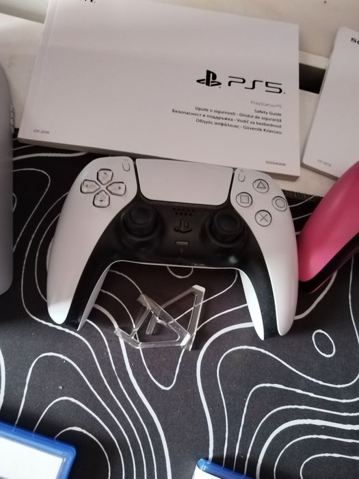 PlayStation 5 slim с три игри и три джойстика