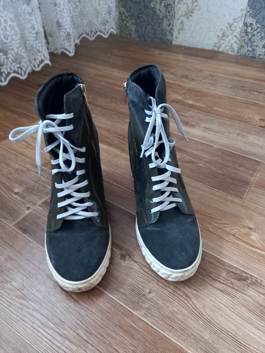Продам ботинки сникерсы хорошее состояние