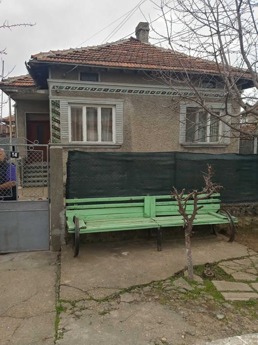 Продава се къща в гр. Кубрат ,община Разград, ул. "Пирин" 14 .