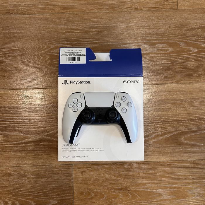 PlayStation 5 c двумя геймпадами