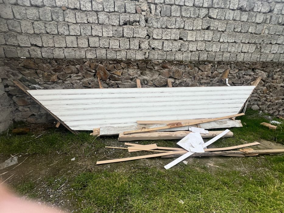 Эски тахтали эшик ва ромлар сотилади. Нархи келишилган ҳолда