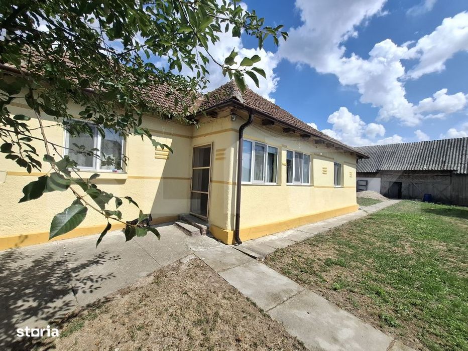 Casa 2 camere, 100 mp, anexe de vanzare, zona Gelu