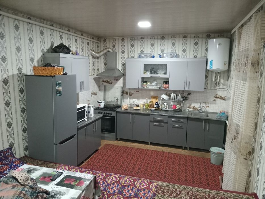 Ховли сотилади кировда  8хона 9 соток хамма шароити бор 85000 ками бор