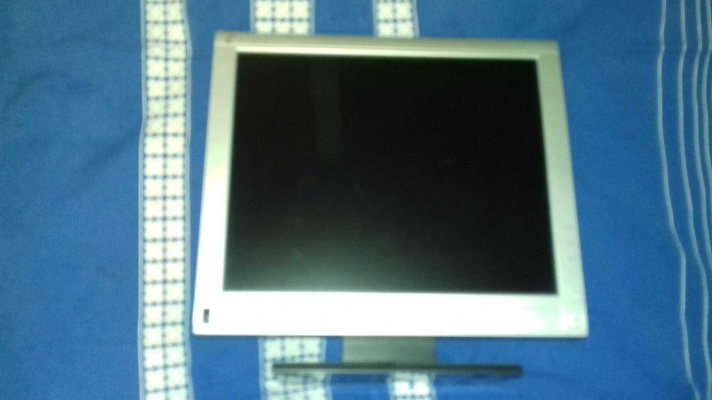 Monitoare LCD Dell 15",MYRIA 19"-la 220V;STEP 19"-la 12V,XEROX-17"220V