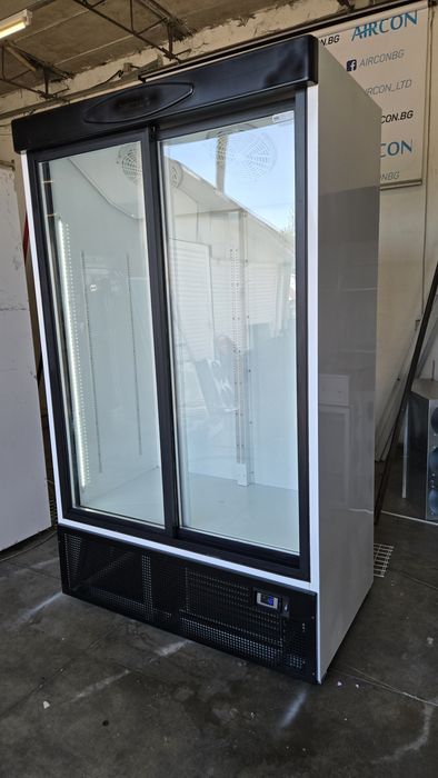 Вертикална хладилна витрина за напитки с плъзгащи врати 120х73х199 см