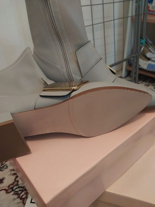 Аяқ киімдер сатылады