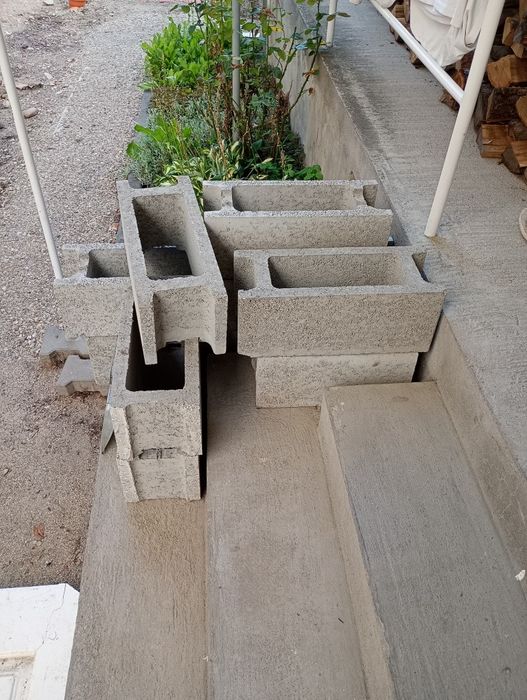 Vand bolțari pentru fundați