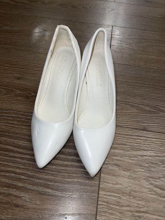 Женские белые каблуки 35 размера