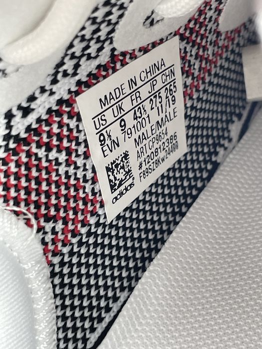 YEEZY BOOST 350 V2 Zebra