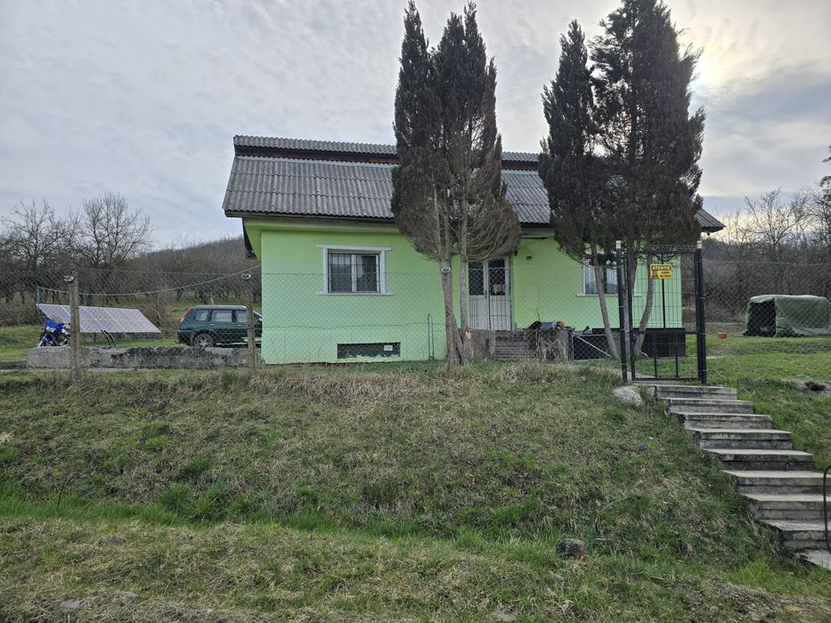 Închiriez casa pentru o fată serioasă