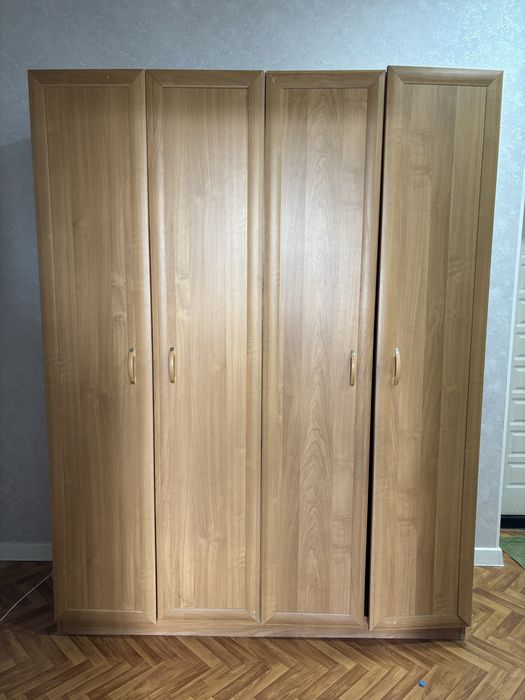 Продам четырехдверный шкаф