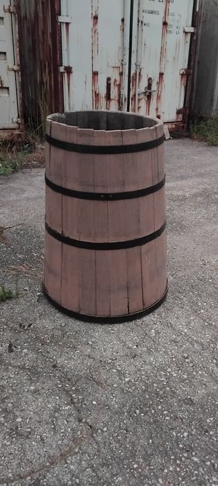 Продавам масивна дървена бъчва, каца в много добро състояние.
