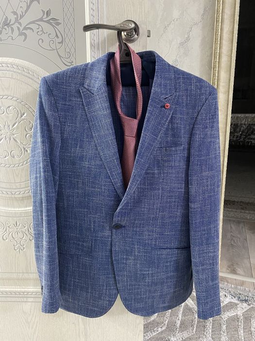 Продам мужской костьюм срочноо!!!