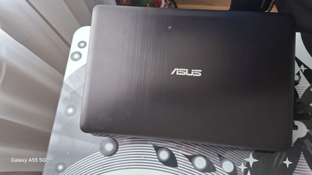 Лаптоп Asus 15.6 core I3 6th gen.