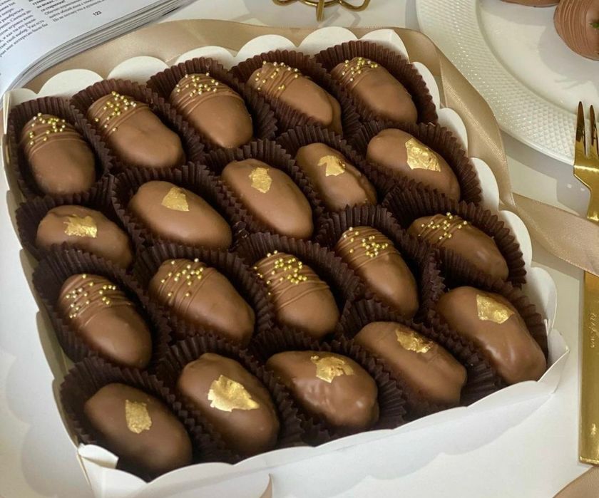 Финики/голубика / клубника в шоколаде