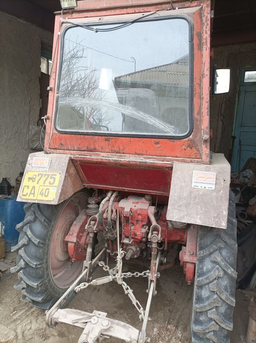 Traktor sotiladi T 25