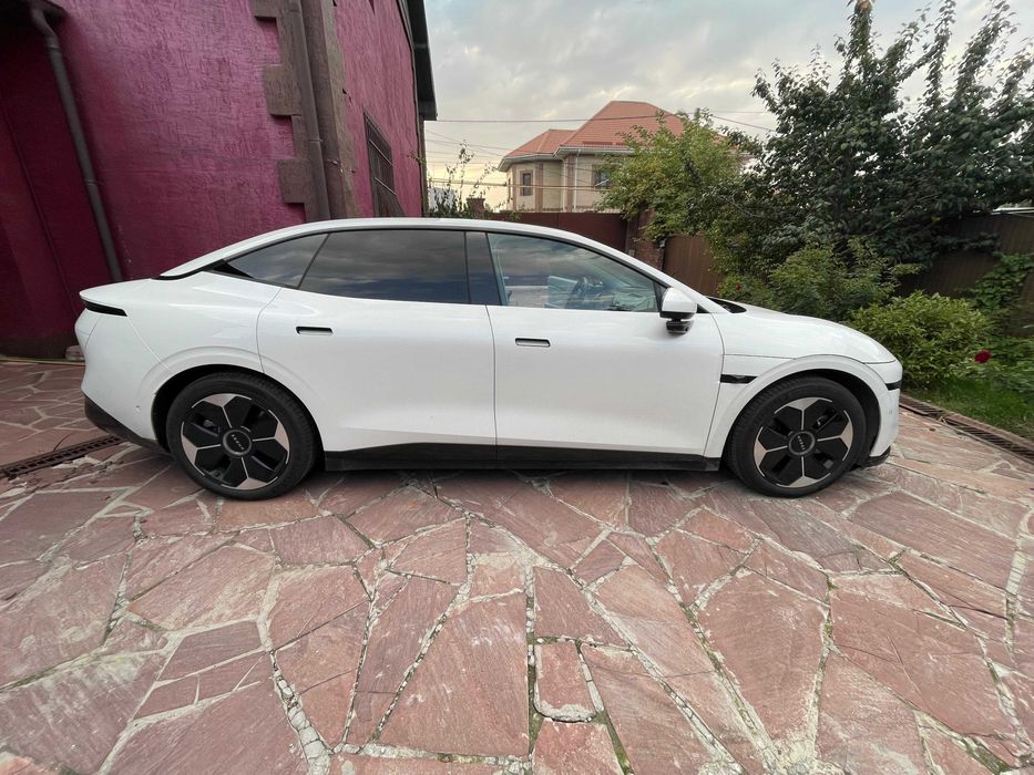 автомобиль zeekr 007