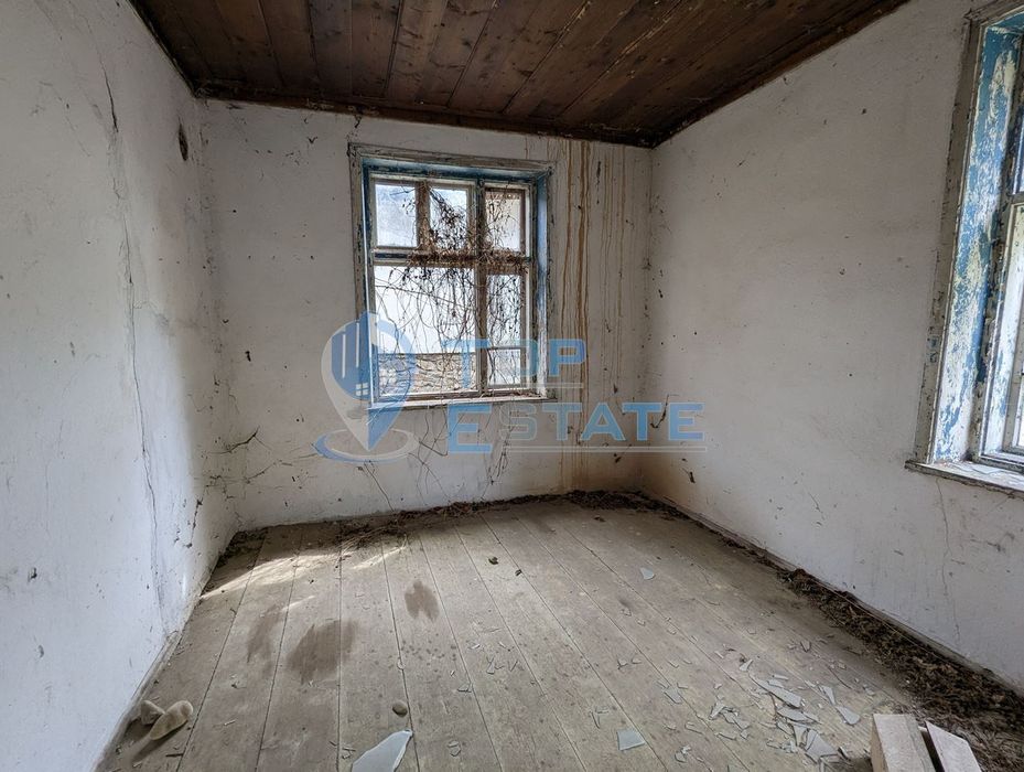 Двуетажна тухлена къща в село Миндя