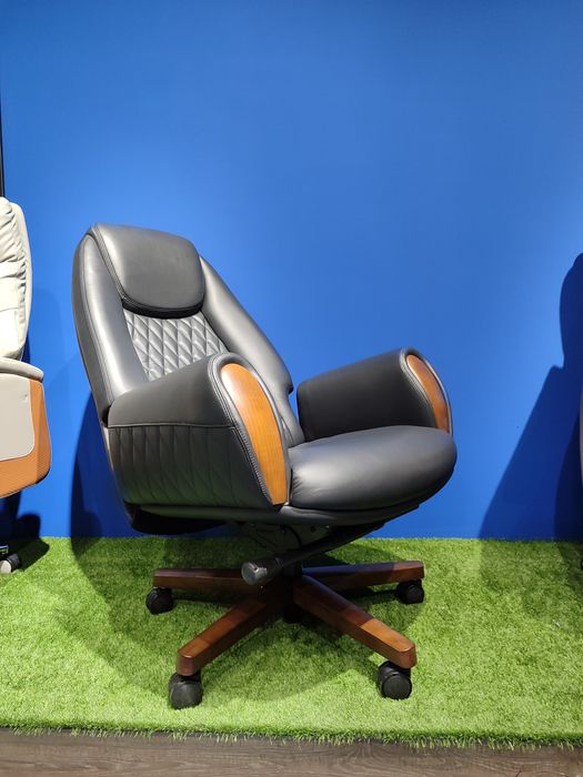 Офисное кресло для руководителя  модель Mastino.