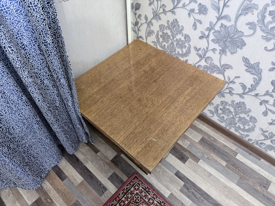 Продам стол и туалетный столик