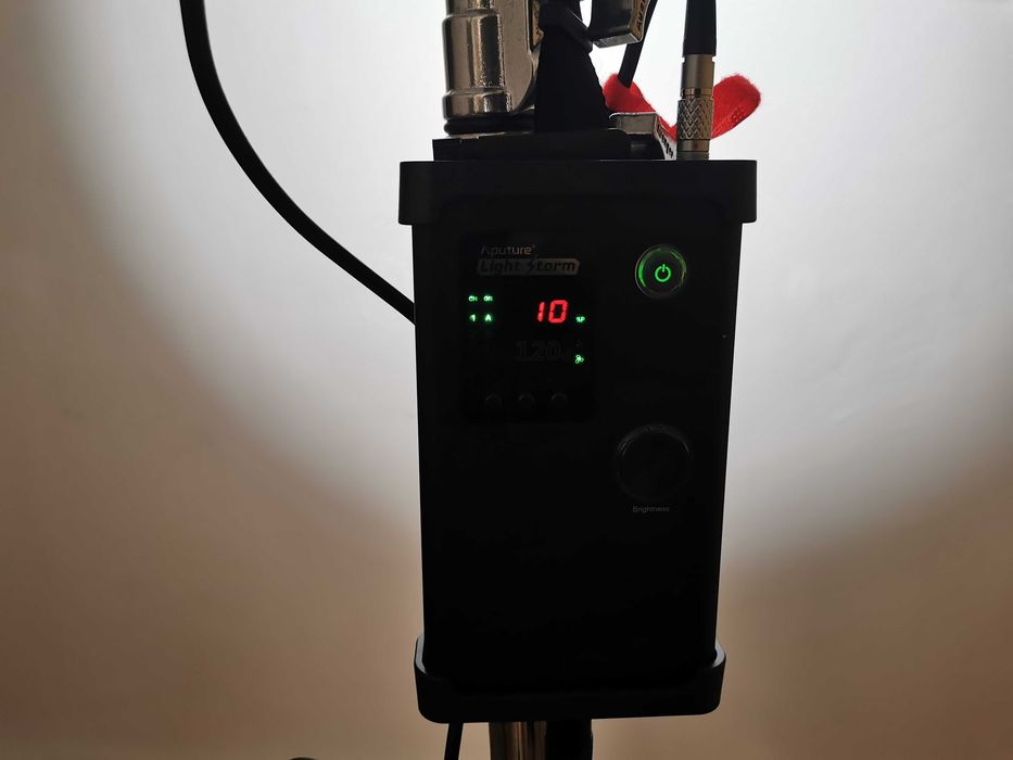 Aputure Light Storm COB 120D диодно постоянно осветление