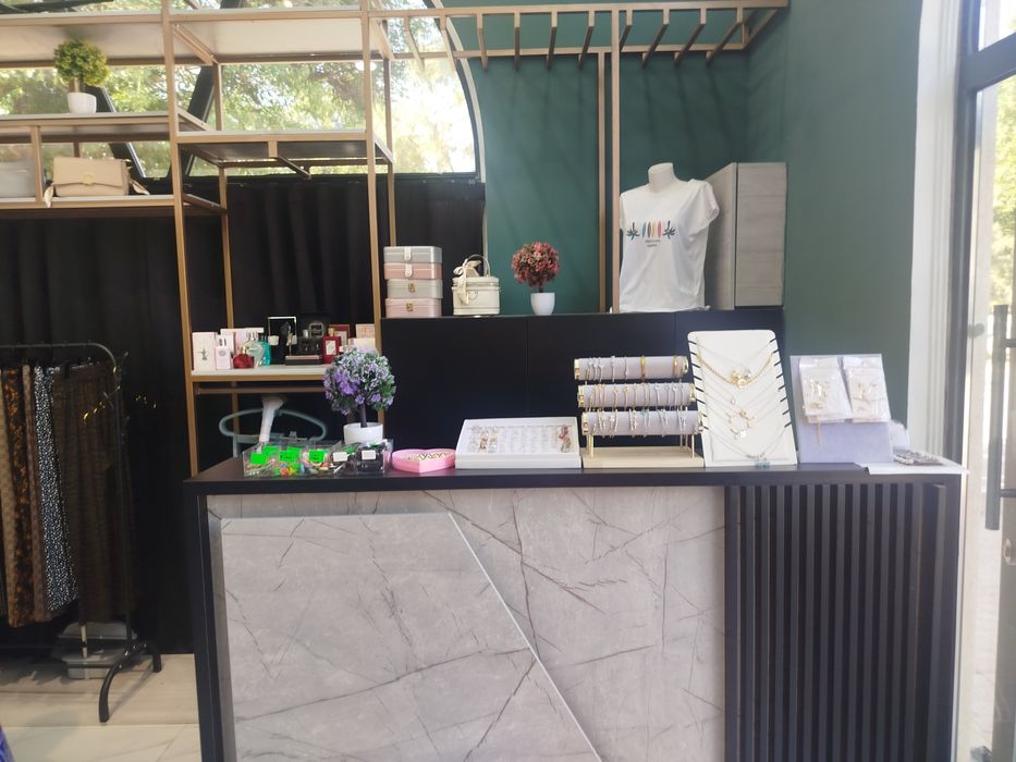 Мебель для бутика одежды,