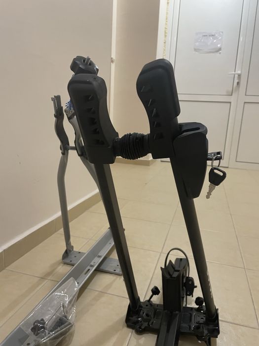 Багажник за колело за покрив на кола.