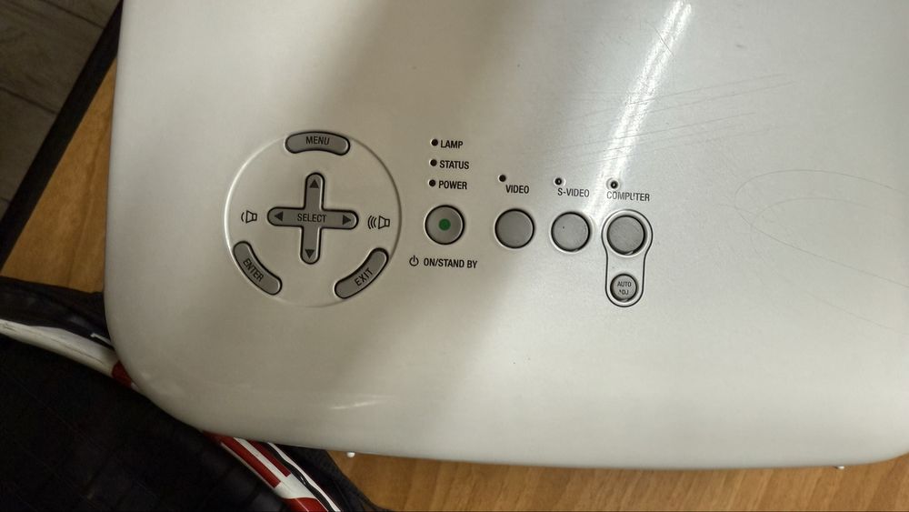 Proiector NEC VT47 LCD pentru home office scoala si prezentari