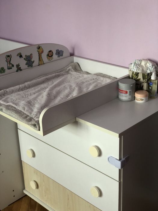 КОМПЛЕКТ Бебешка кошара със скрин и повивалник