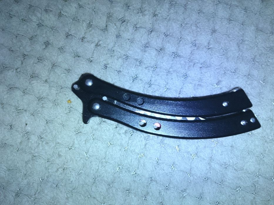 Vând Cuțit cu urme mici de uzura