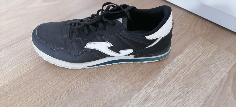 Vând adidași Reebok și Joma