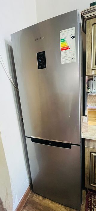 Холодильник LG в идеальном состоянии