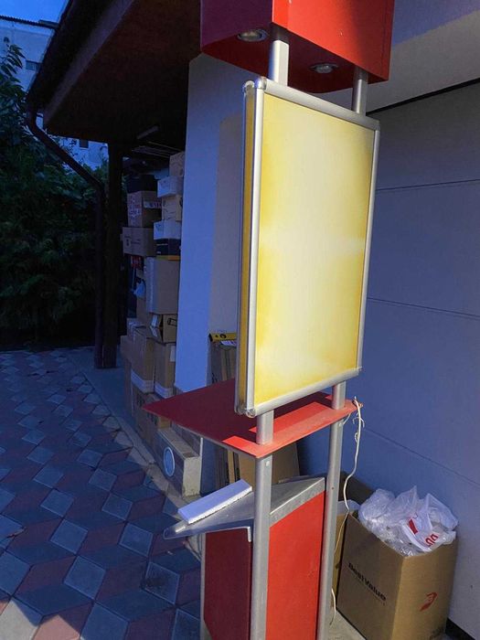 Panou stand de prezentare produse cu lumina