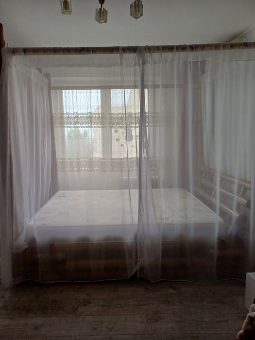 Pat cu baldachin, din bambus