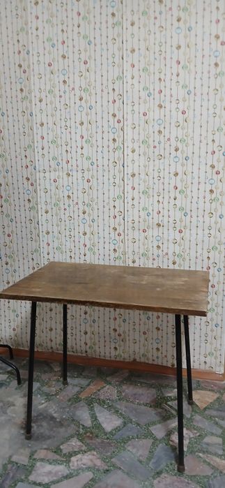 Продам стол маленький