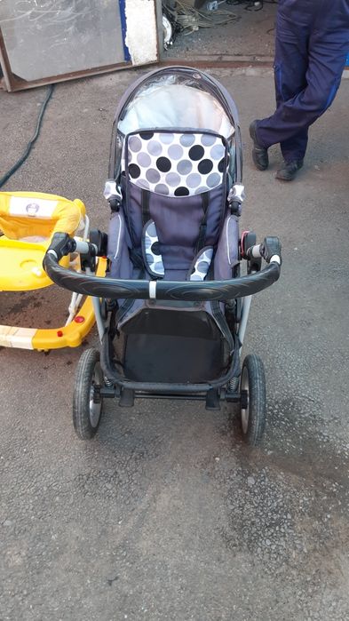 Коляска с двумя насадками.