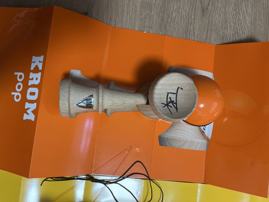 2 kendame krom pop cu autografe de la echipa x remus cu ațe de schimb si stickere(kendamele sunt originale)