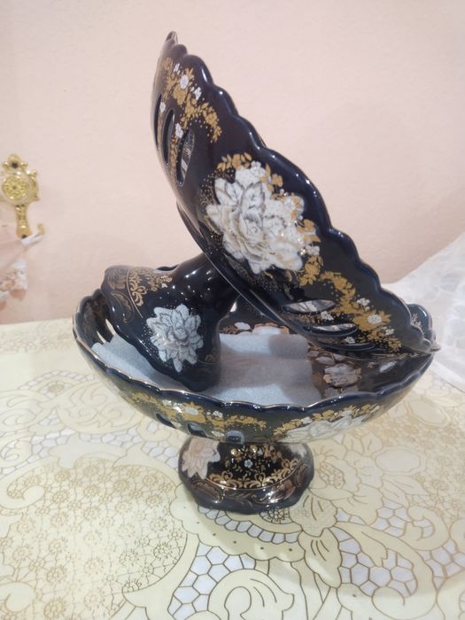 Мадонна  этажерка  и  разные посуды