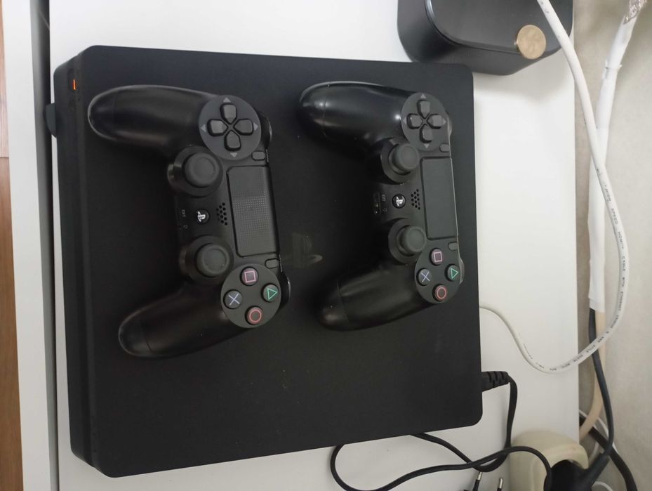 PlayStation 4 slim + 2 manele + joc