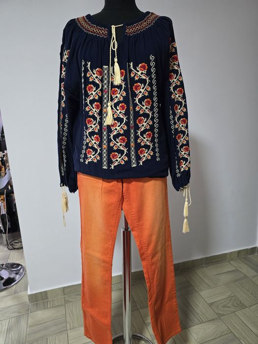 Blugi orange din bumbac, cu strasuri aplicate ;