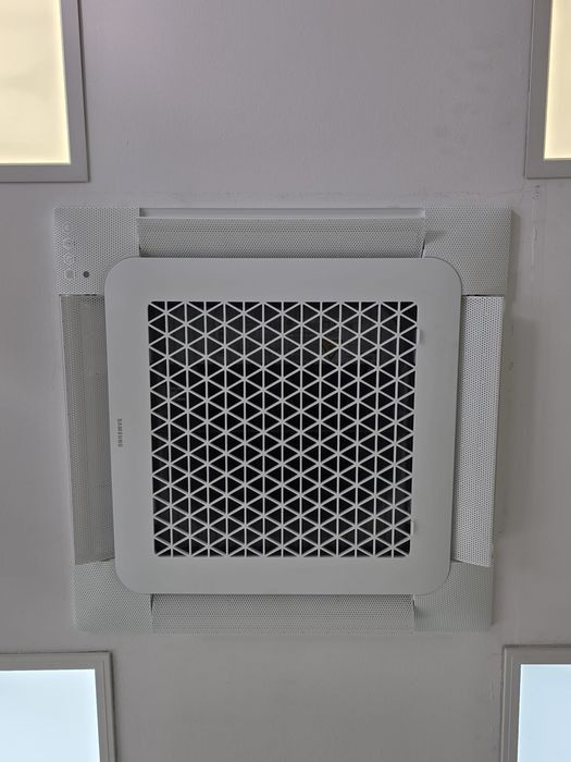Vând caseta  Samsung WindFree Casetă 24000 BTU Inverter R32, AC071RNNDKG/EU
