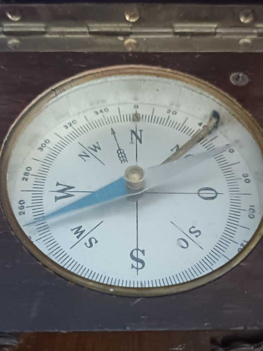 Античен компас в сгъваем дървен корпус