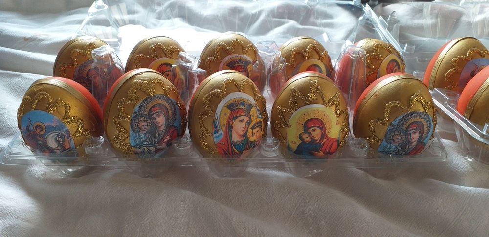 Дървени украсени яйца.