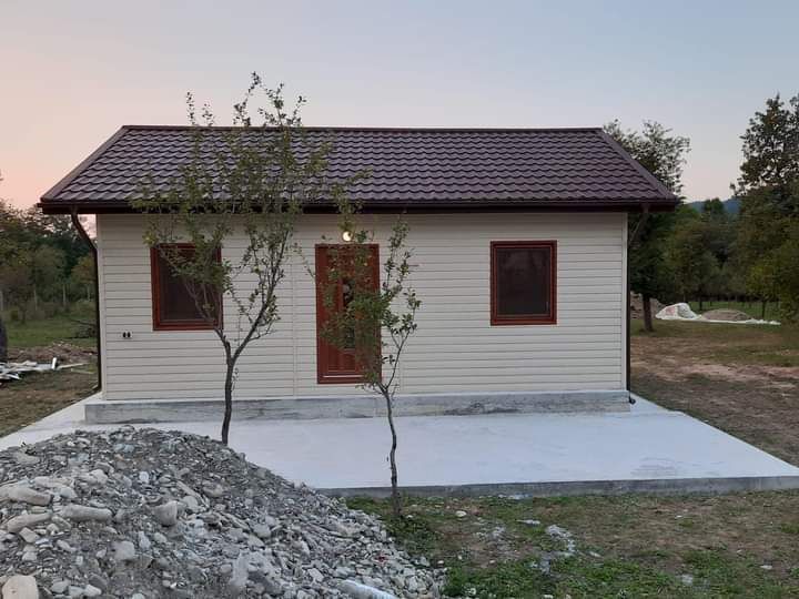 Vindem căsuțe modulare cu două dormitoare baie bucătărie și living