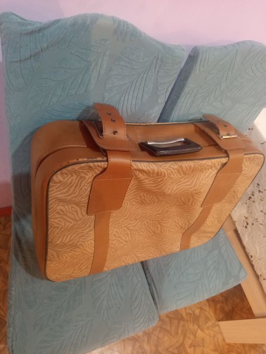 В продаже / чемодан / .