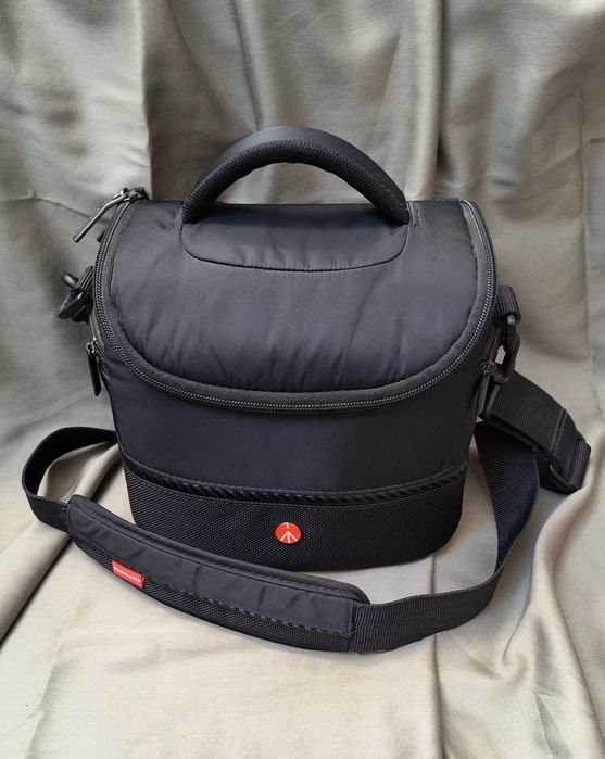 Nikon D5200 + obiectiv Nikon 18-55 mm + accesorii