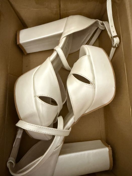 Pantofi,un alb crem nr 37