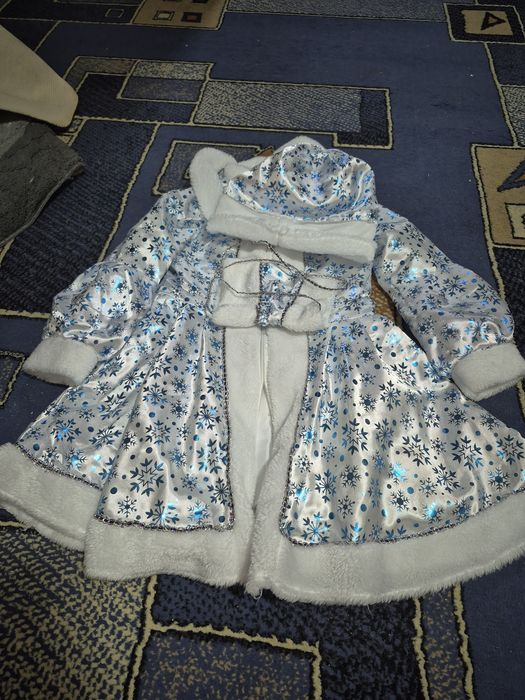 Срочно продаю костюмы и платья