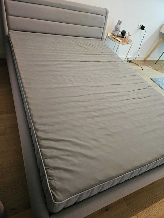 Pat tapitat cu saltea IKEA